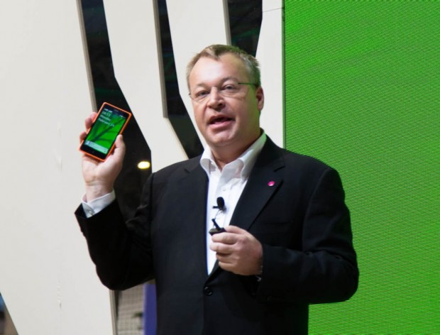 Nokia-Chef Stephen Elop zeigt das Nokia X. (Bild: Fabian Hamacher/Golem.de)